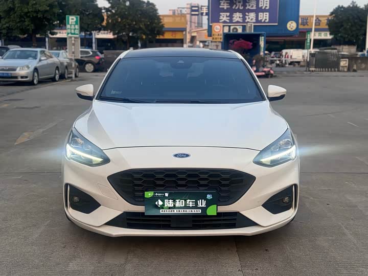 Фото 2 - Ford Focus