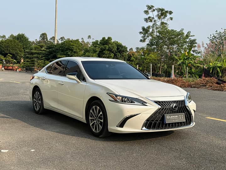 Фото 3 - Lexus ES