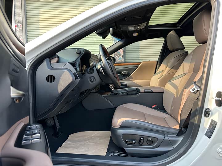 Фото 4 - Lexus ES