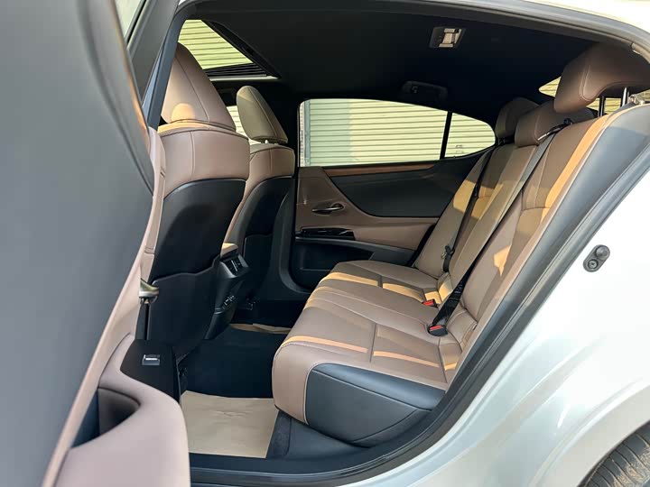 Фото 5 - Lexus ES