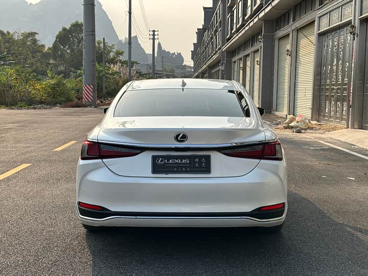 Фото 8 - Lexus ES