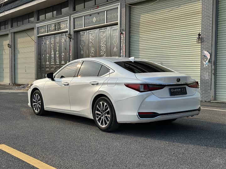 Фото 9 - Lexus ES