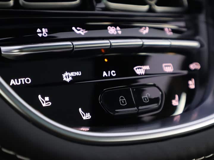 Фото 16 - Aston Martin DBX