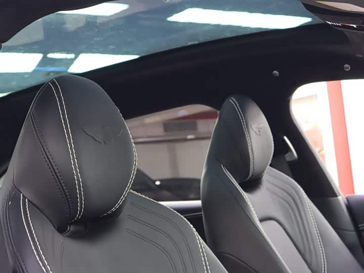 Фото 18 - Aston Martin DBX