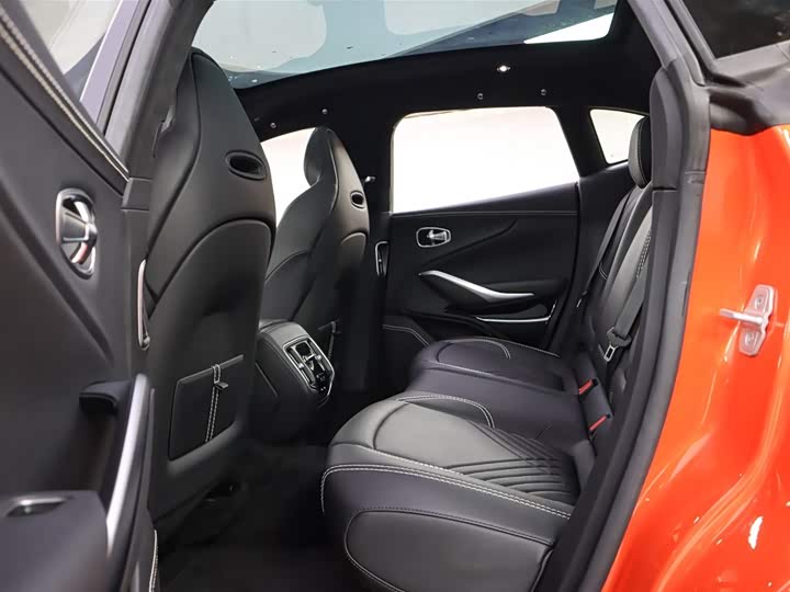 Фото 19 - Aston Martin DBX