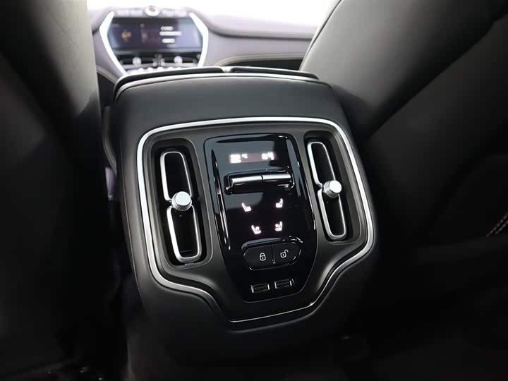 Фото 21 - Aston Martin DBX