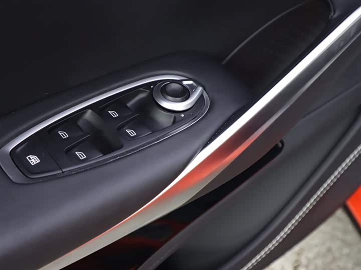 Фото 24 - Aston Martin DBX