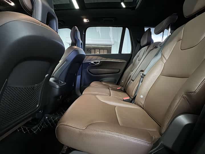 Фото 8 - Volvo XC90