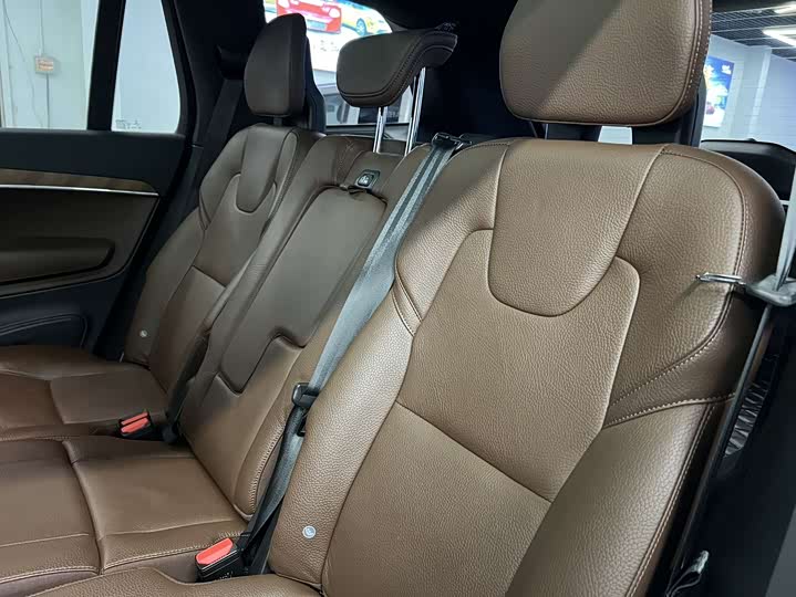 Фото 9 - Volvo XC90