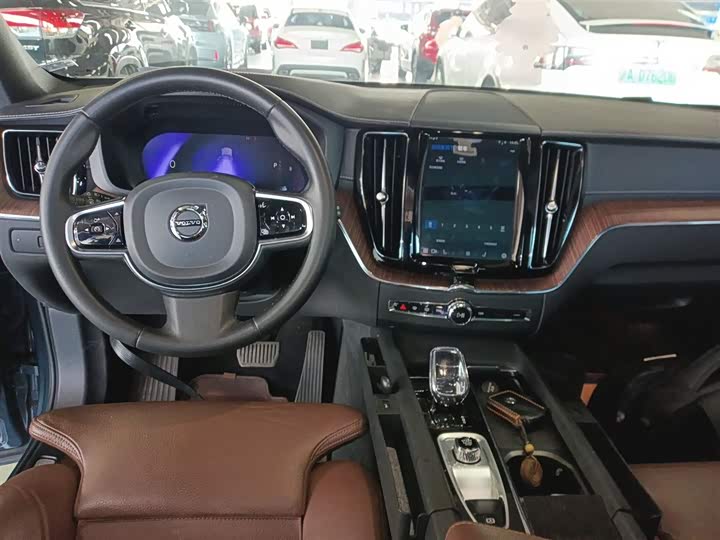 Фото 10 - Volvo XC60