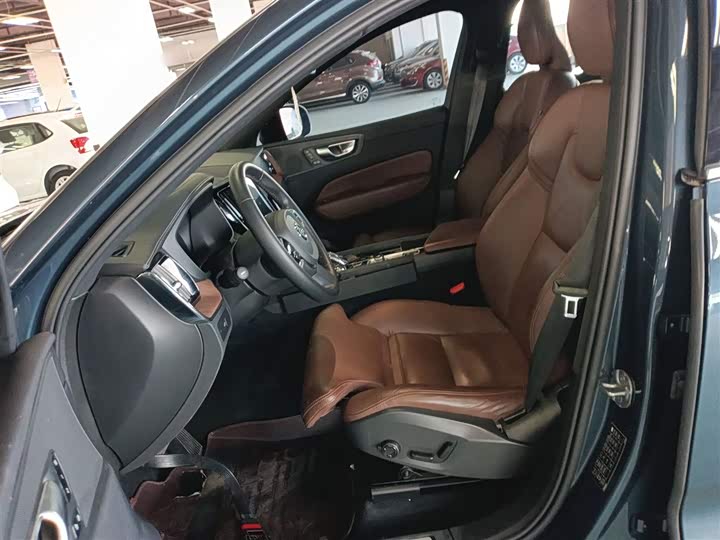 Фото 15 - Volvo XC60