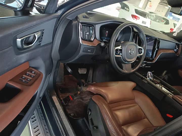 Фото 16 - Volvo XC60