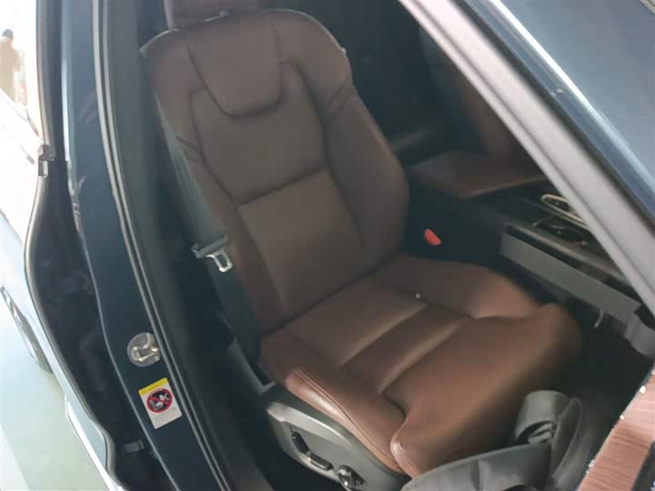 Фото 25 - Volvo XC60