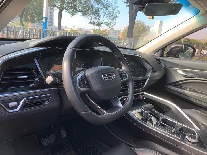 Фото 18 - Geely Tugella