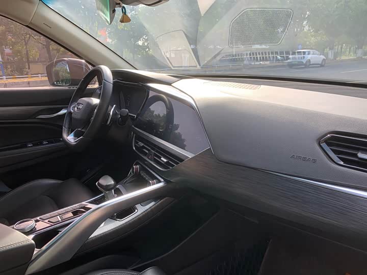 Фото 28 - Geely Tugella