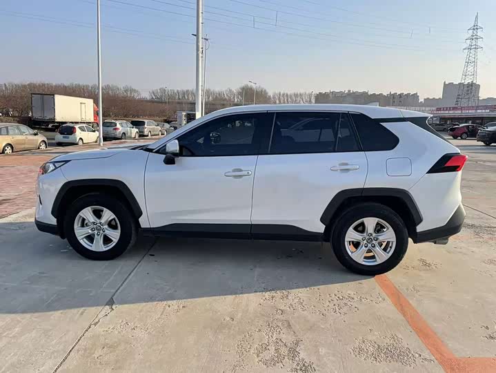 Фото 10 - Toyota RAV4