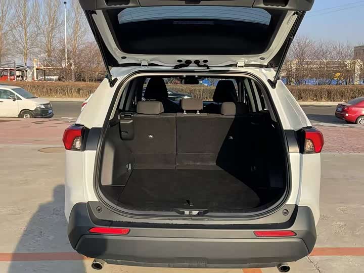 Фото 13 - Toyota RAV4