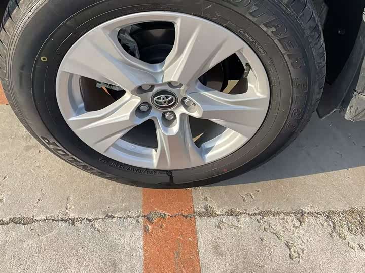 Фото 16 - Toyota RAV4