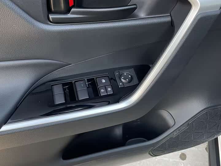 Фото 18 - Toyota RAV4