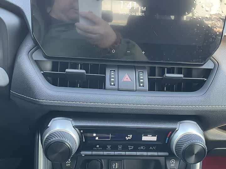 Фото 24 - Toyota RAV4