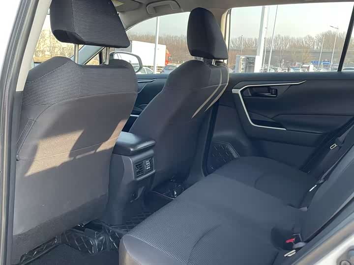 Фото 6 - Toyota RAV4