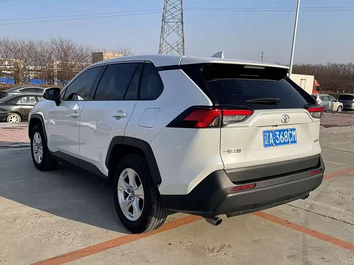 Фото 8 - Toyota RAV4