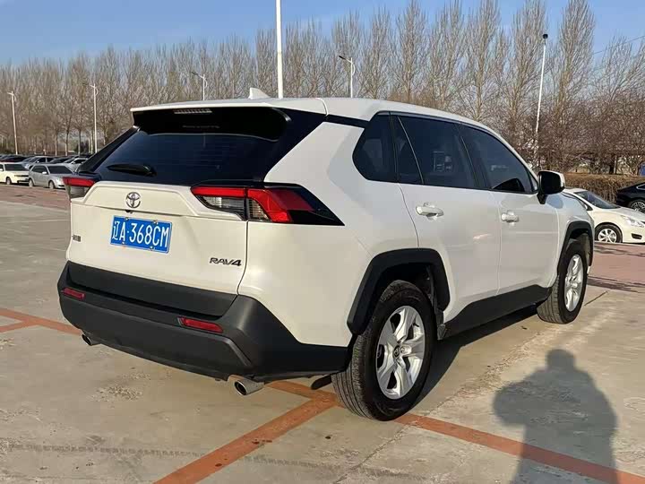 Фото 9 - Toyota RAV4