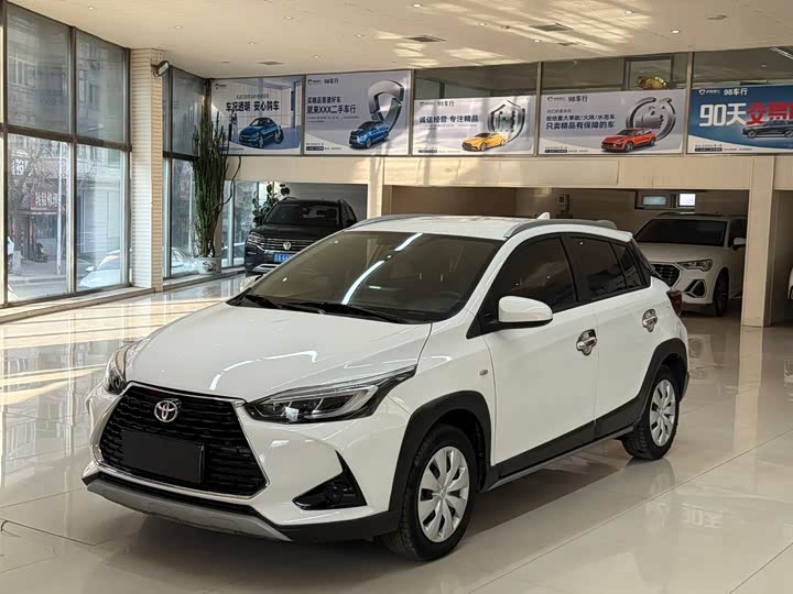 Фото 1 - Toyota Yaris L Hatchback