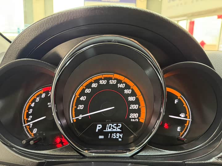 Фото 10 - Toyota Yaris L Hatchback