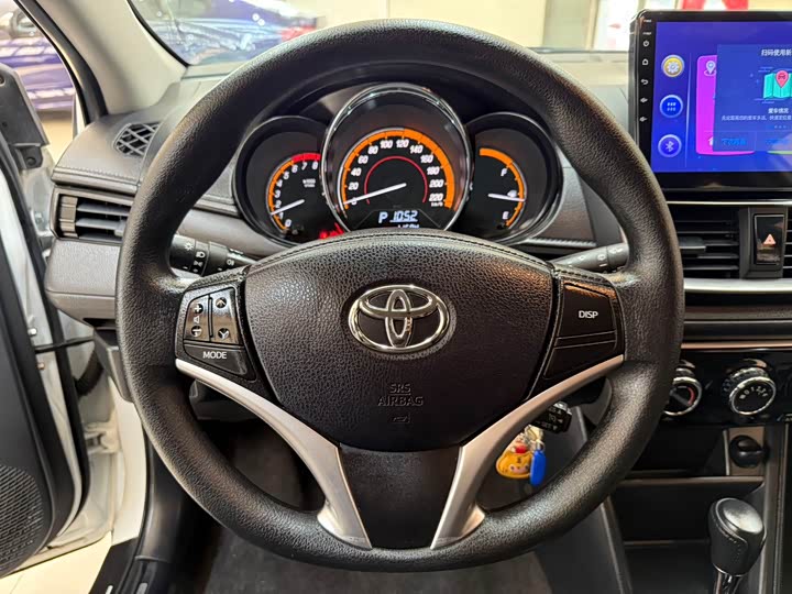 Фото 11 - Toyota Yaris L Hatchback