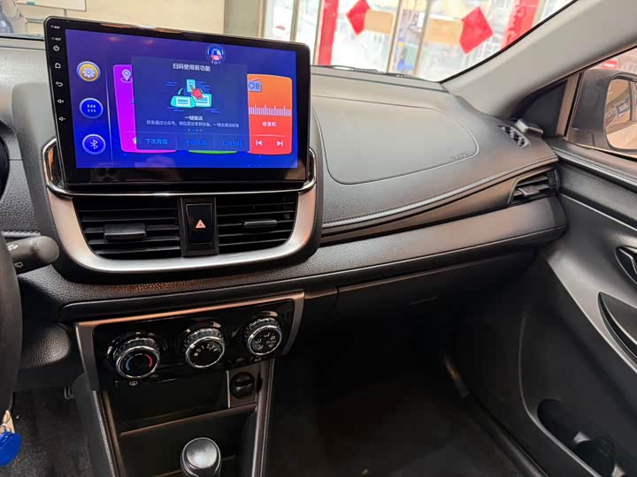 Фото 12 - Toyota Yaris L Hatchback