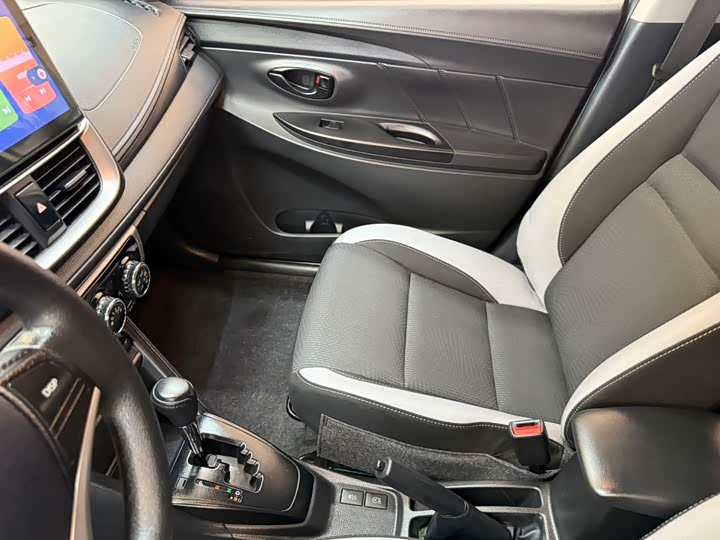 Фото 13 - Toyota Yaris L Hatchback