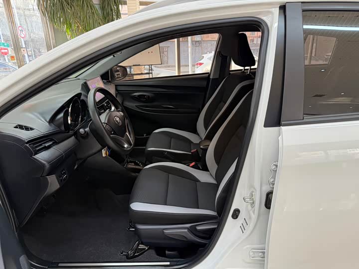 Фото 15 - Toyota Yaris L Hatchback