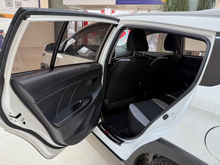 Фото 16 - Toyota Yaris L Hatchback