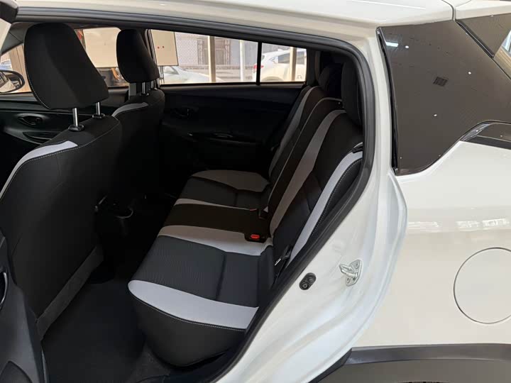 Фото 17 - Toyota Yaris L Hatchback