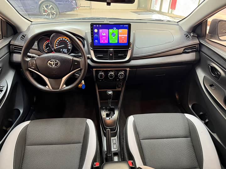 Фото 18 - Toyota Yaris L Hatchback