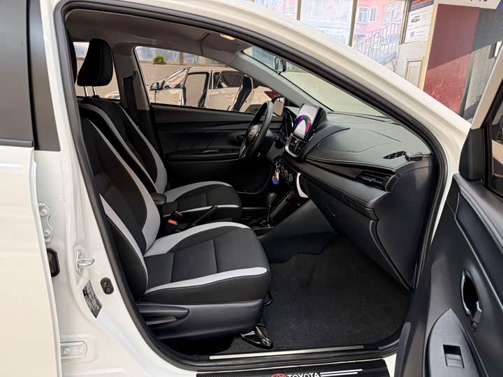 Фото 19 - Toyota Yaris L Hatchback