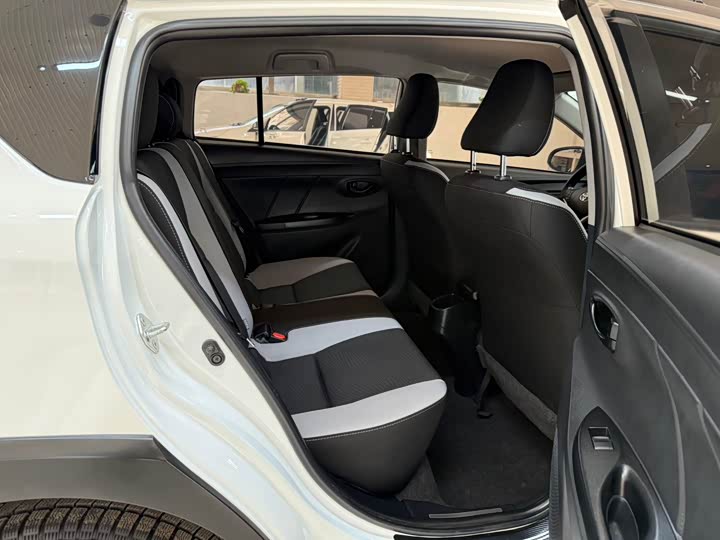 Фото 20 - Toyota Yaris L Hatchback