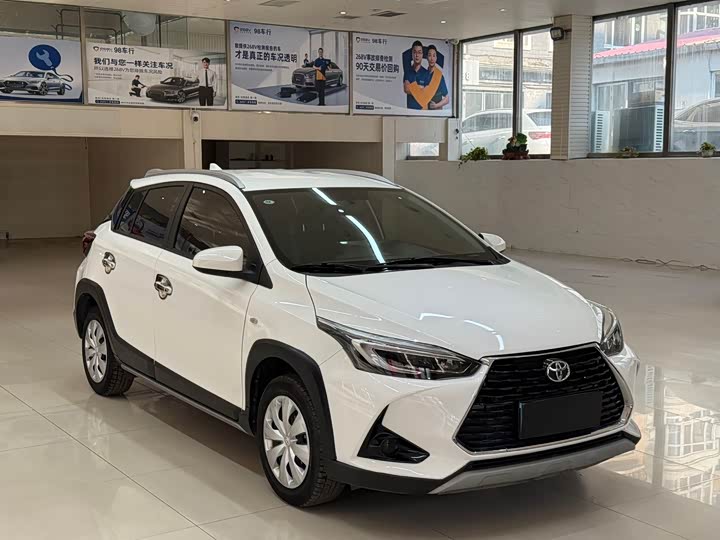 Фото 3 - Toyota Yaris L Hatchback