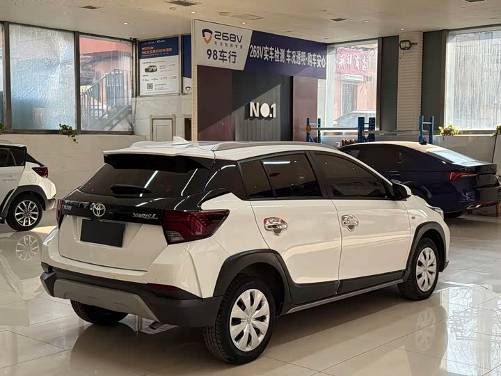 Фото 4 - Toyota Yaris L Hatchback