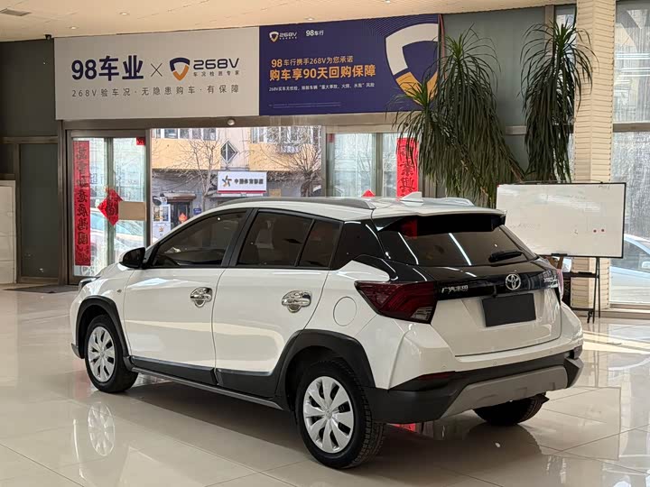 Фото 6 - Toyota Yaris L Hatchback