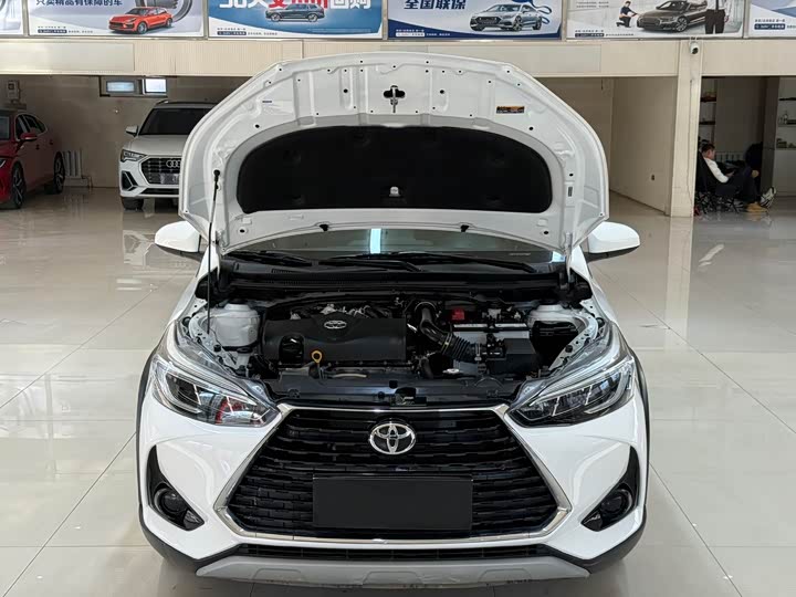 Фото 7 - Toyota Yaris L Hatchback