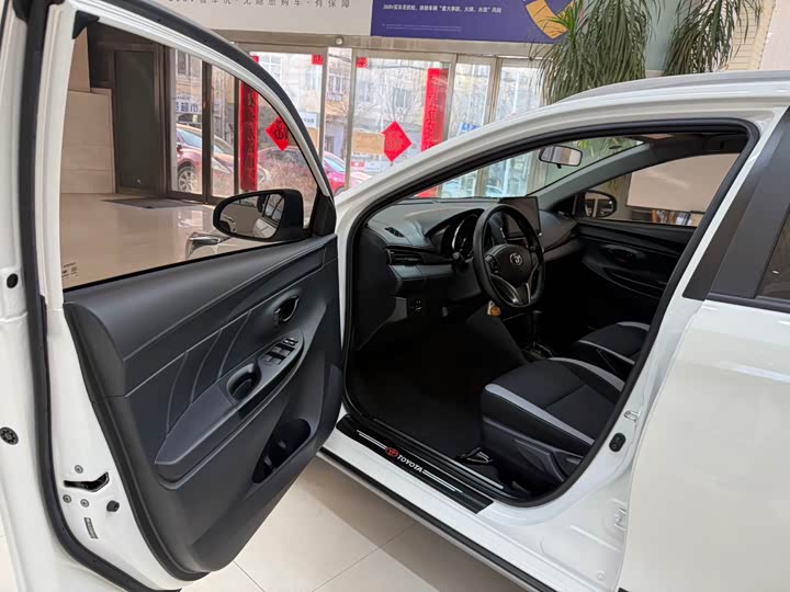 Фото 8 - Toyota Yaris L Hatchback