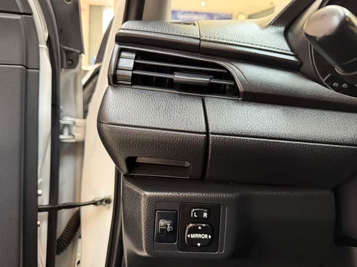 Фото 9 - Toyota Yaris L Hatchback