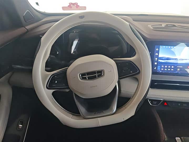 Фото 15 - Geely Monjaro