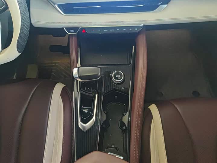 Фото 16 - Geely Monjaro