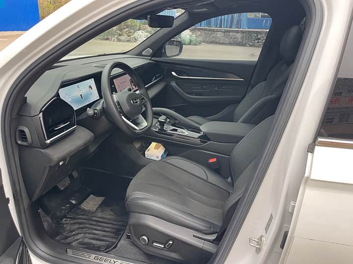 Фото 9 - Geely Monjaro