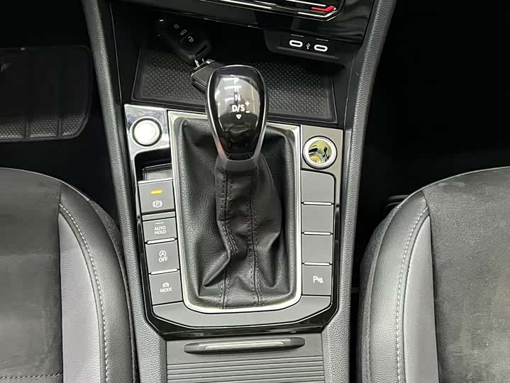 Фото 11 - Volkswagen Sagitar L