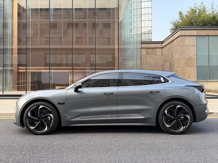 Фото 2 - Zeekr 001