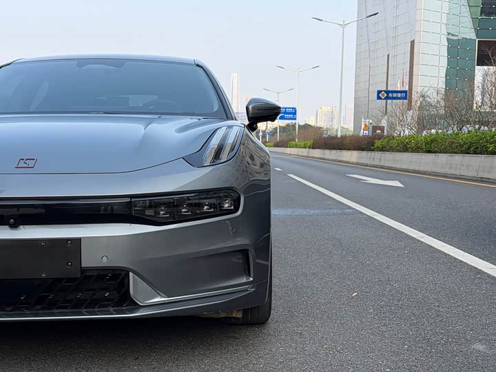 Фото 3 - Zeekr 001